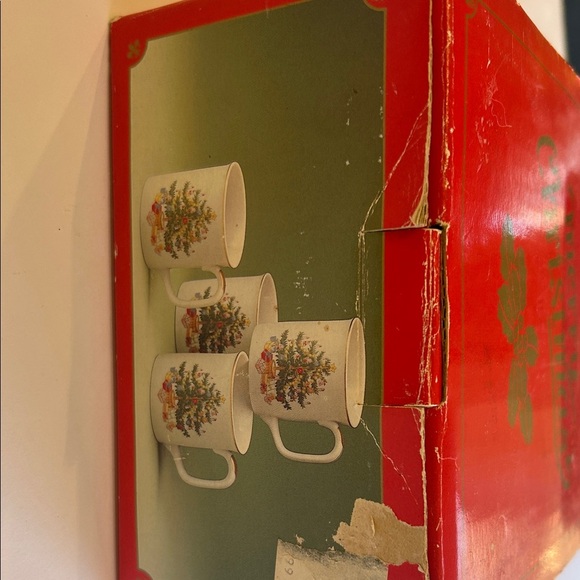 Vintage Christmas Mug Set with Christmas tree Design - Picture 2 of 9